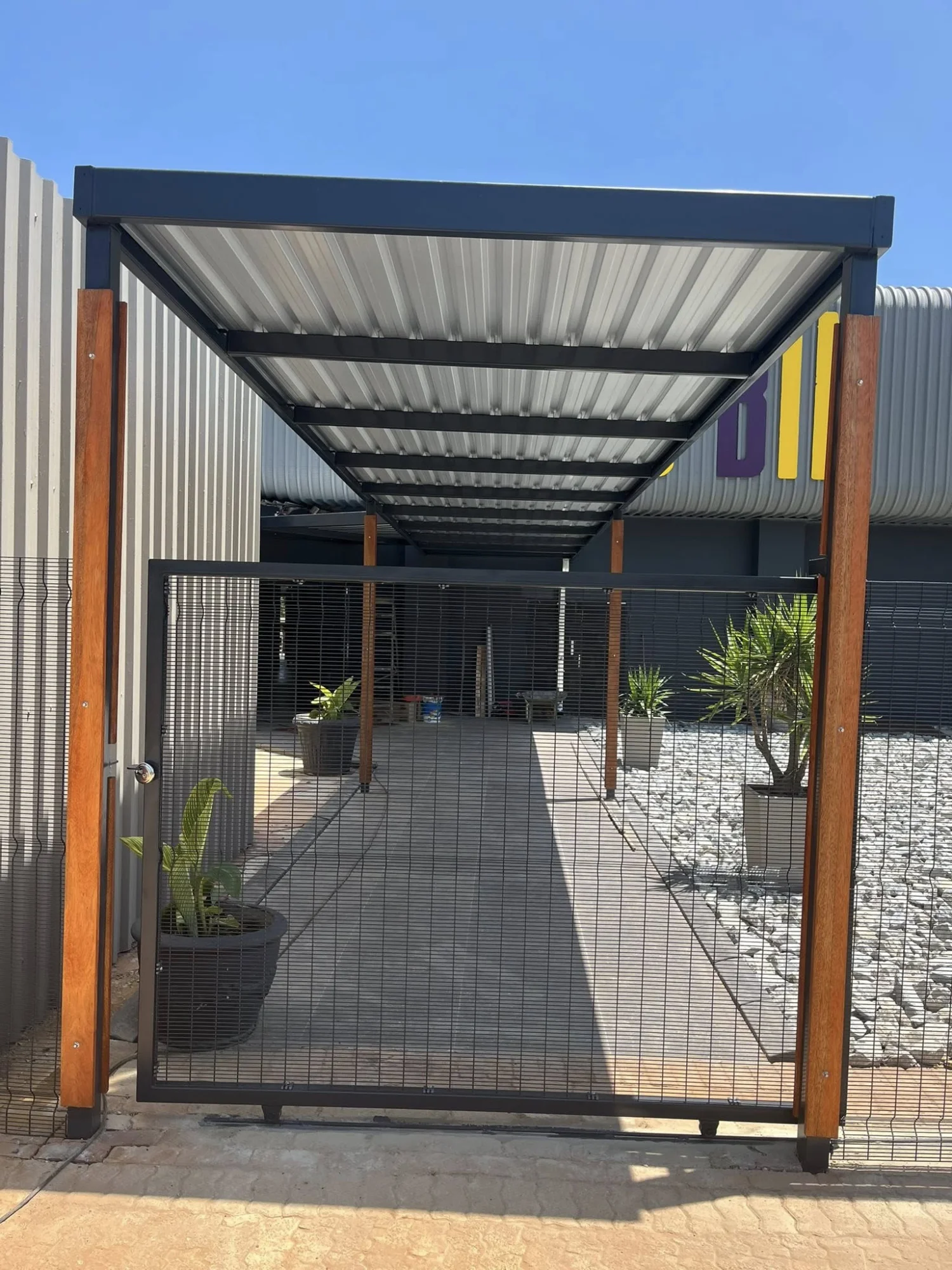 Bakers Bin Lynnwood – Entrance Walkway Roof, Clearview Fencing & Sliding Gate